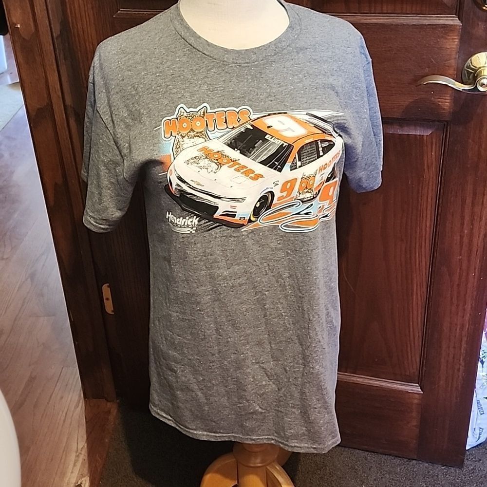 New Hendricks MotorSport Hooters Race Car Tee Medium